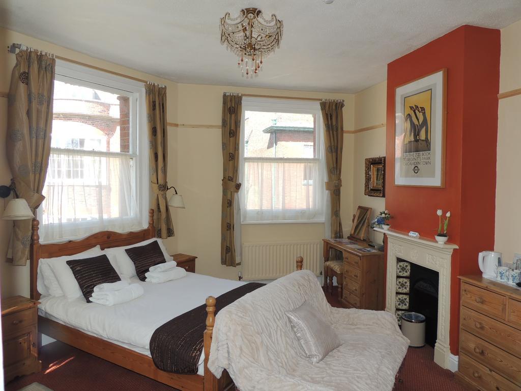 Railway Hotel Faversham Bilik gambar